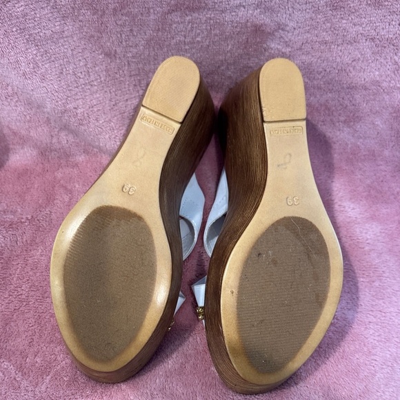 Italian Shoemakers White and Gold Wedge Sandals - Picture 4 of 6